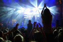 开云体育官方网站入口-马刺队主场大胜，球迷现场高呼口号，马刺队视频